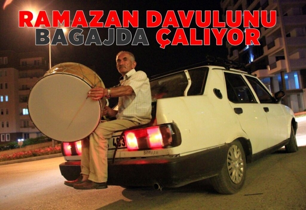 Ramazan davulunu bagajda çalıyor