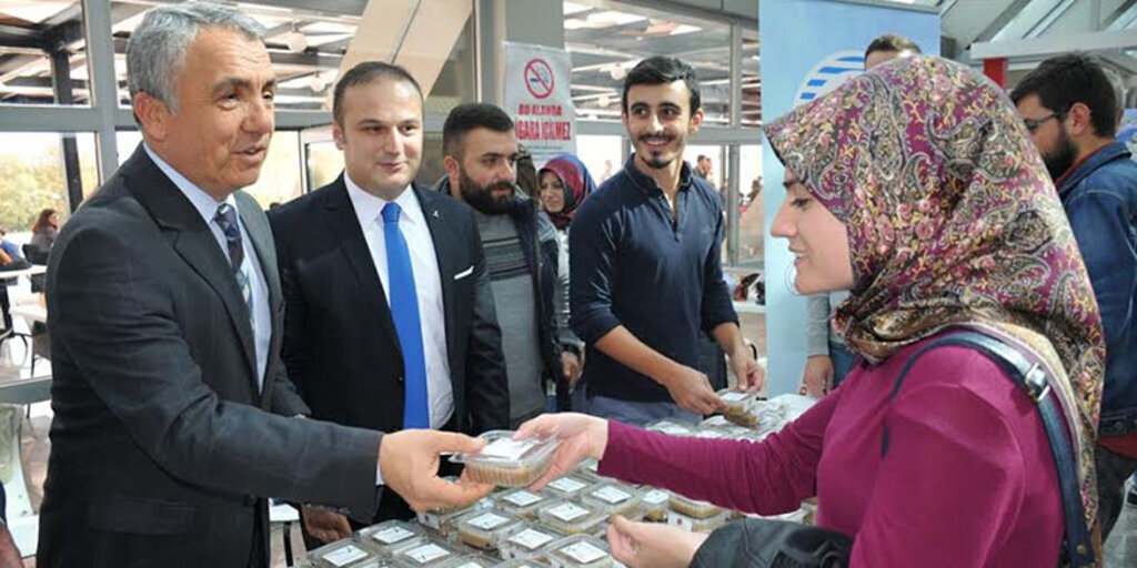 Rektör Bilgiç’ten öğrencilere aşure ikramı