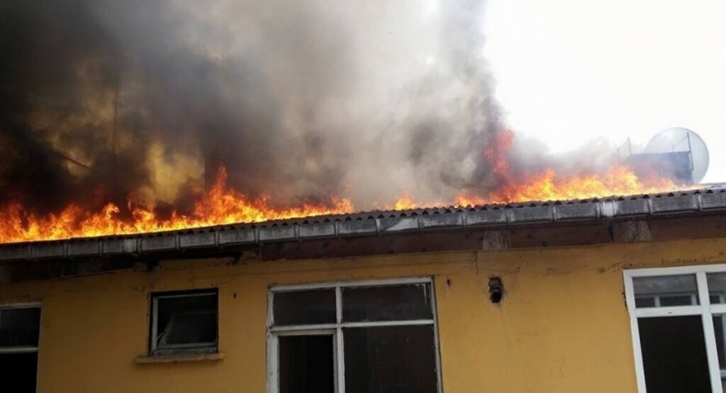 Rize'de çatı yangını