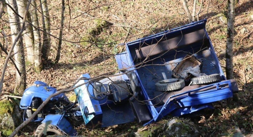 Rize'de tarım aracı devrildi: 3 yaralı