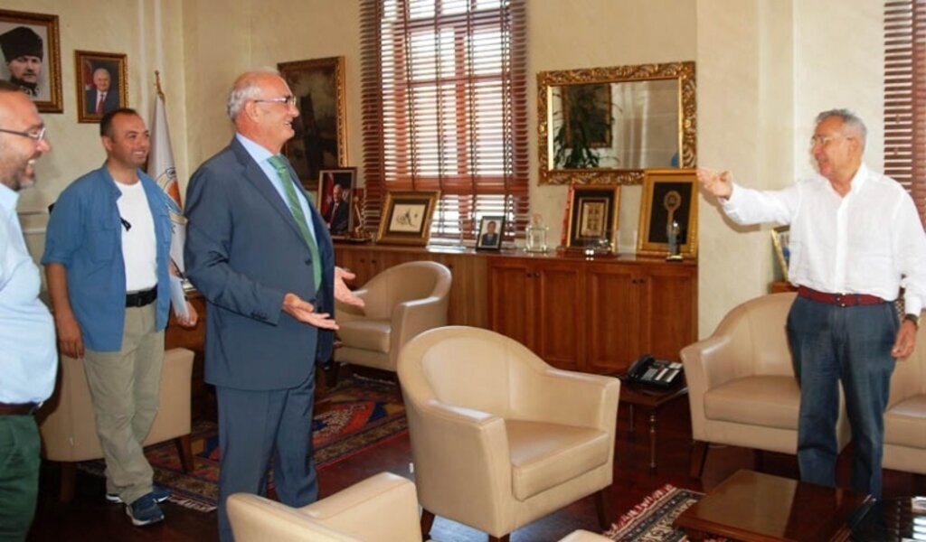 Sabah Gazetesi Yazarı Yavuz Donat Başkan Yılmaz’a övgüler yağdırdı