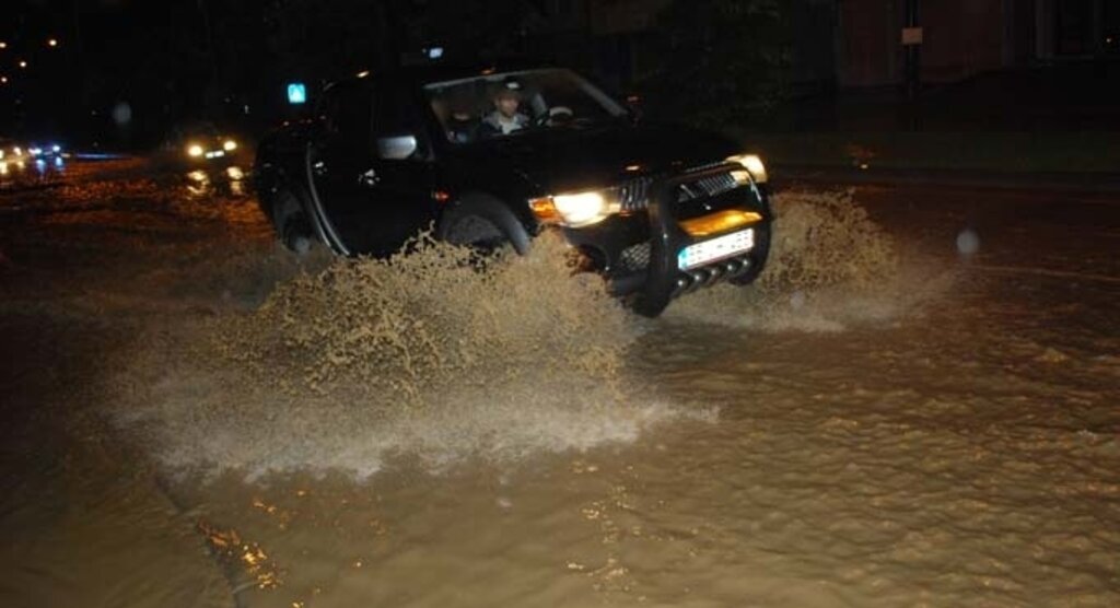 Sağanak yağış Karadeniz'i olumsuz etkiledi