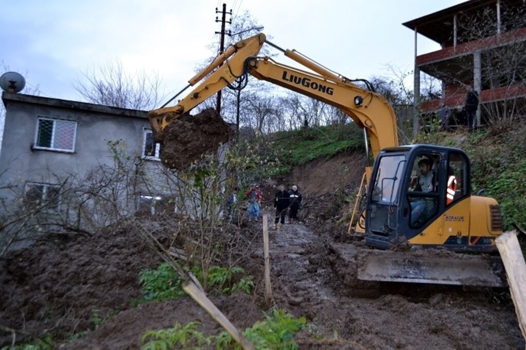 Sağanak yağıştan heyelan meydana geldi