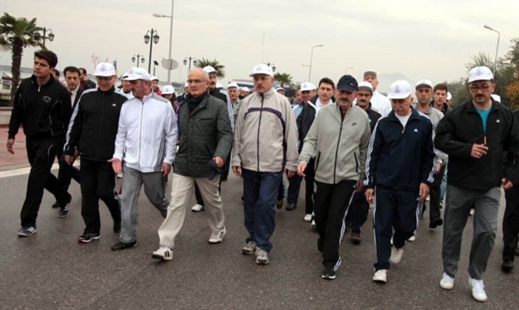 Sağlık Bakanı Müezzinoğlu, Samsun'da yürüyüşe katıldı