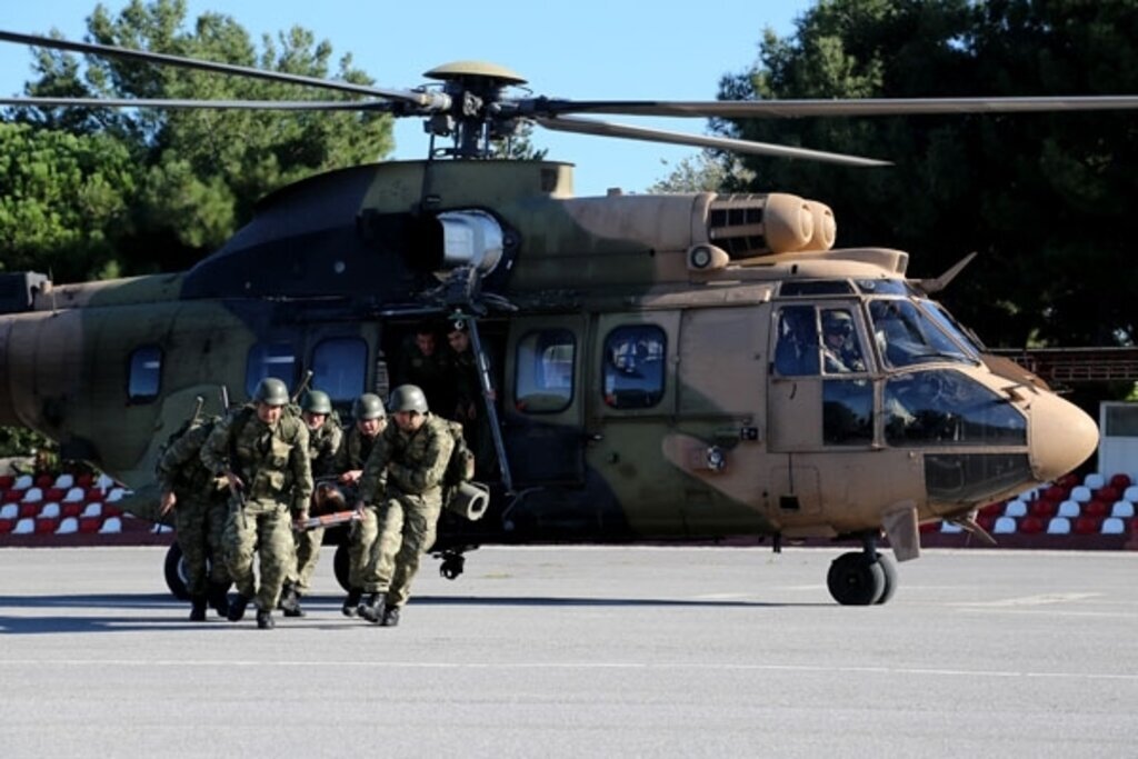 Sağlıkçı askerlere helikoptere hasta sevki dersi