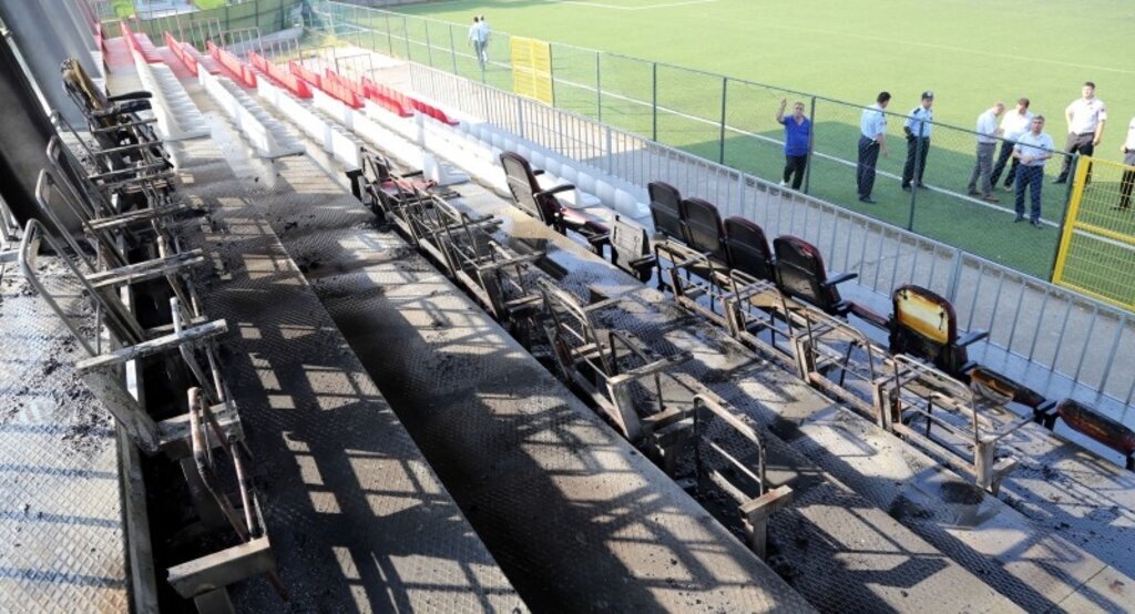 Samsun 19 Mayıs Stadyumu yan sahasının tribününde yangın çıktı