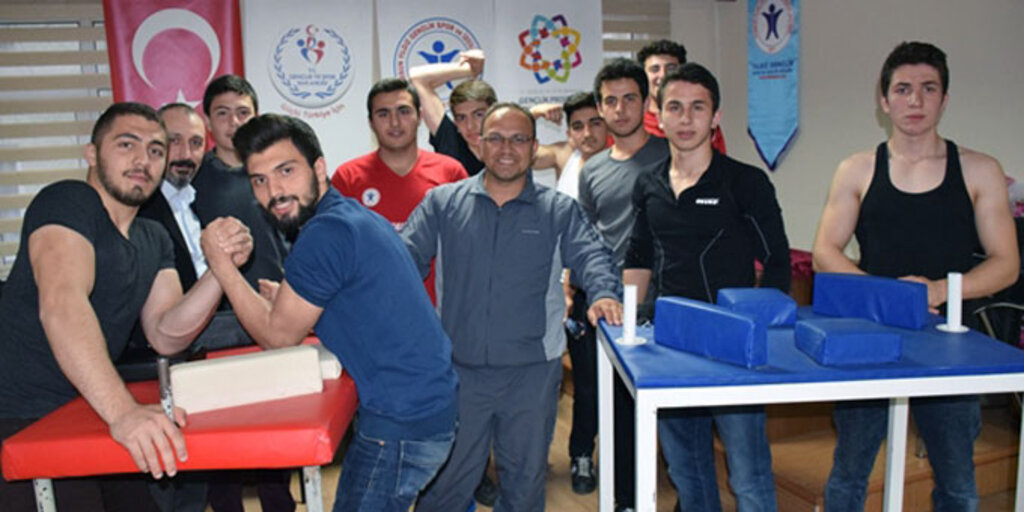 Samsun Yıldız Gençlik'ten bilek güreşi yarışması