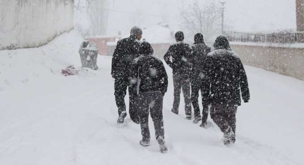 Samsun'a kar yağdı, sosyal medya karlandı