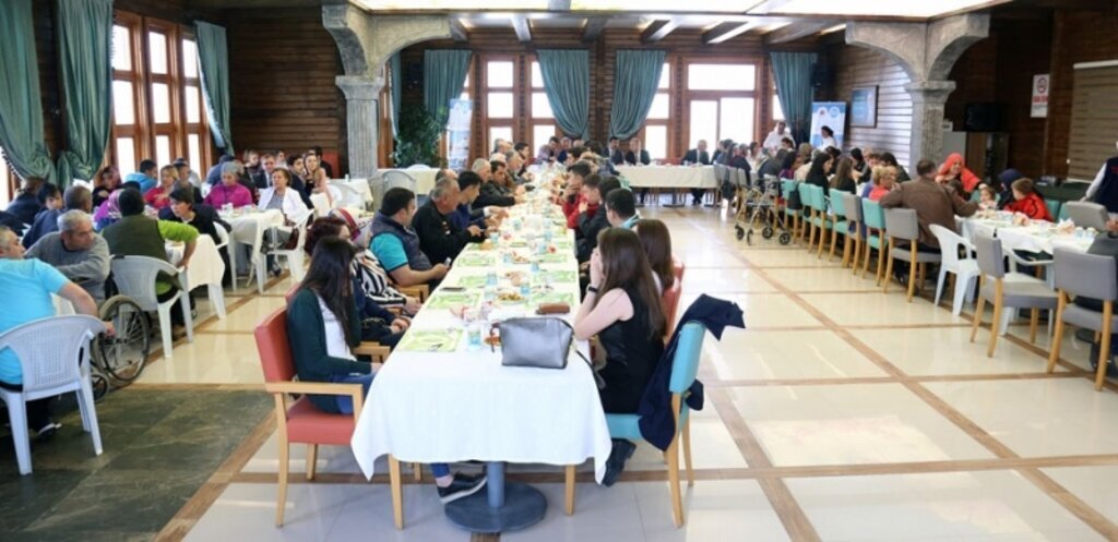 Samsun'da engelliler Mavi Işıklar'da yemekte buluştu