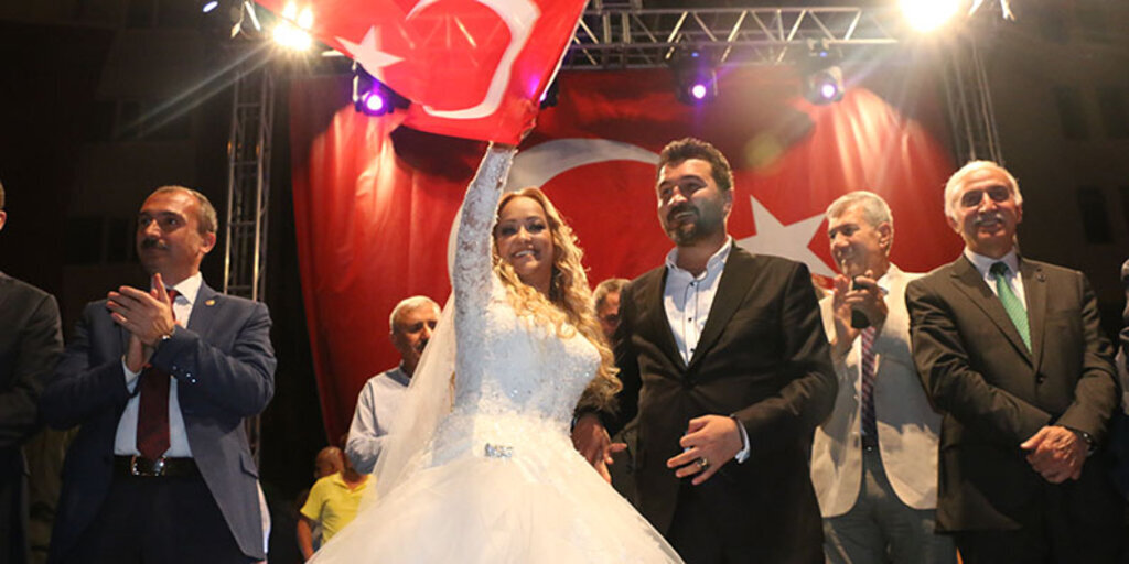 Samsun'da Gelinlik ve Damatlıkla Demokrasi Nöbeti tuttular