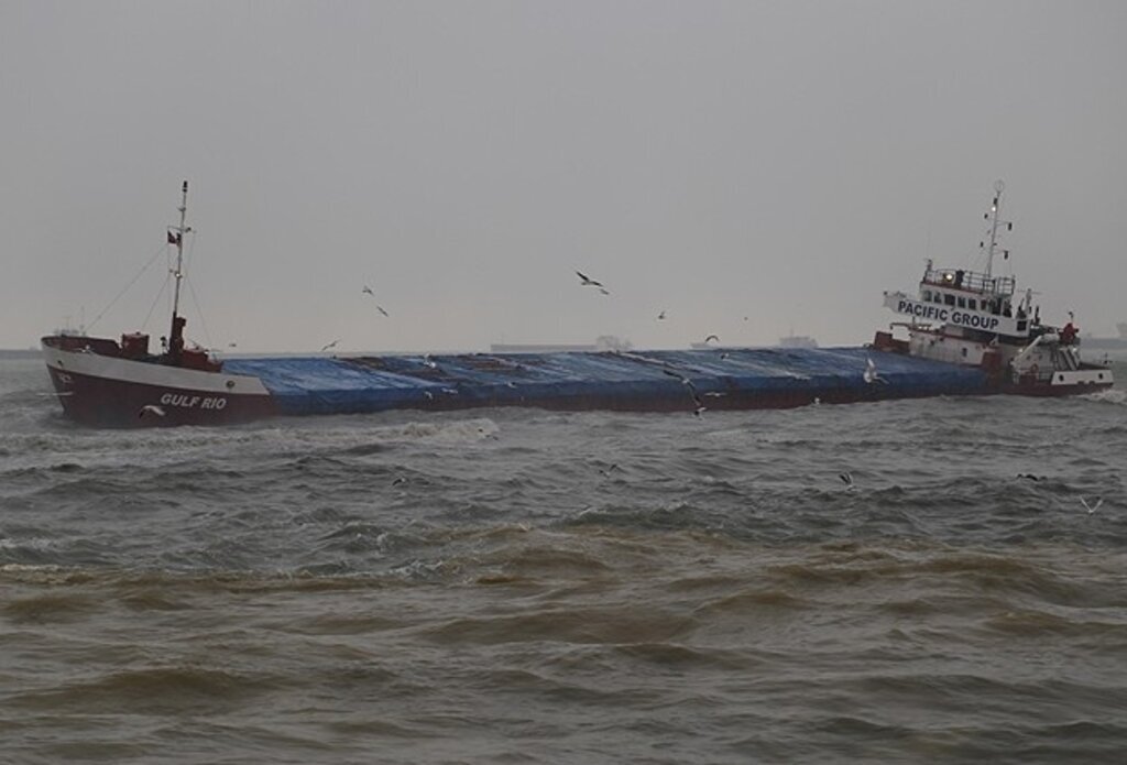 Samsun'da kuru yük gemisi karaya oturdu