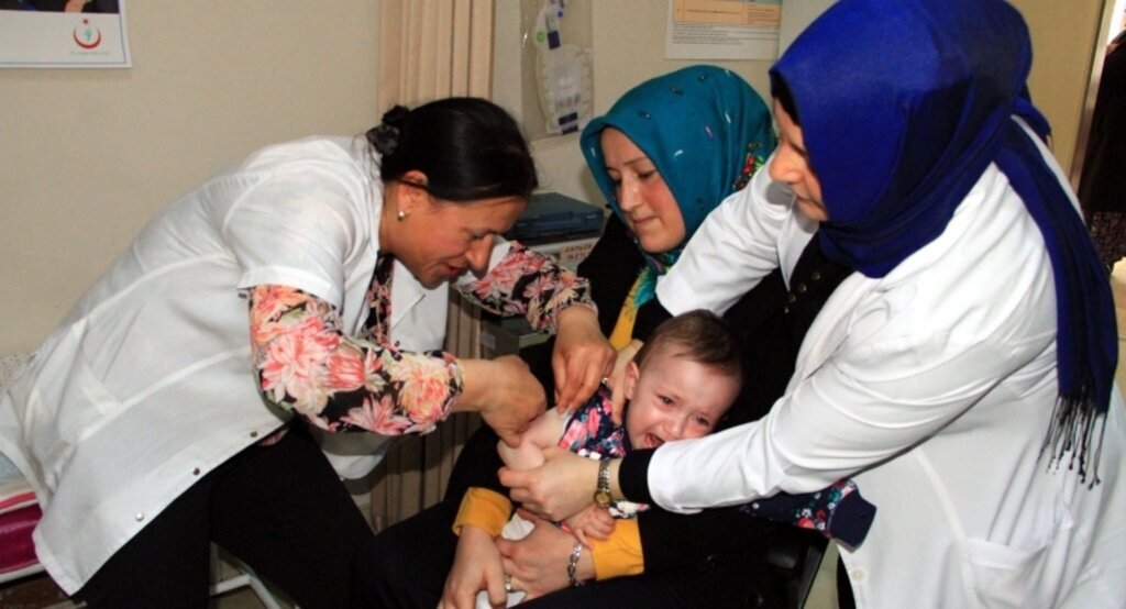 Samsun'da mülteci ailelerin çocukları aşılanıyor