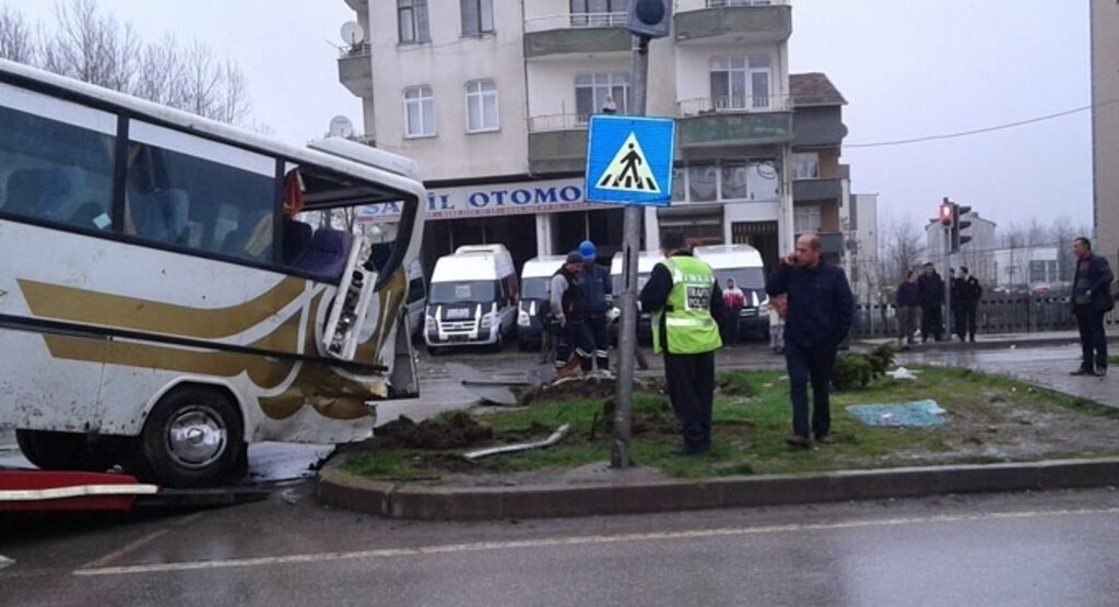 Samsun'da öğrenci servisi tırla çarpıştı: 1 ölü, 19 yaralı