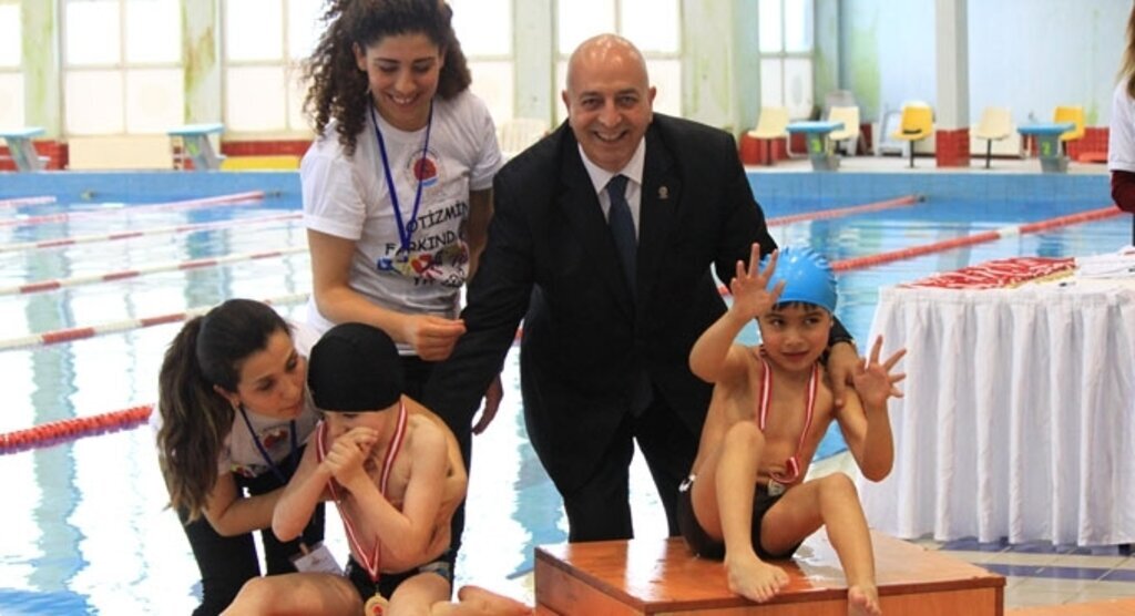 Samsun'da otistik çocuklar yüzmede yarıştı