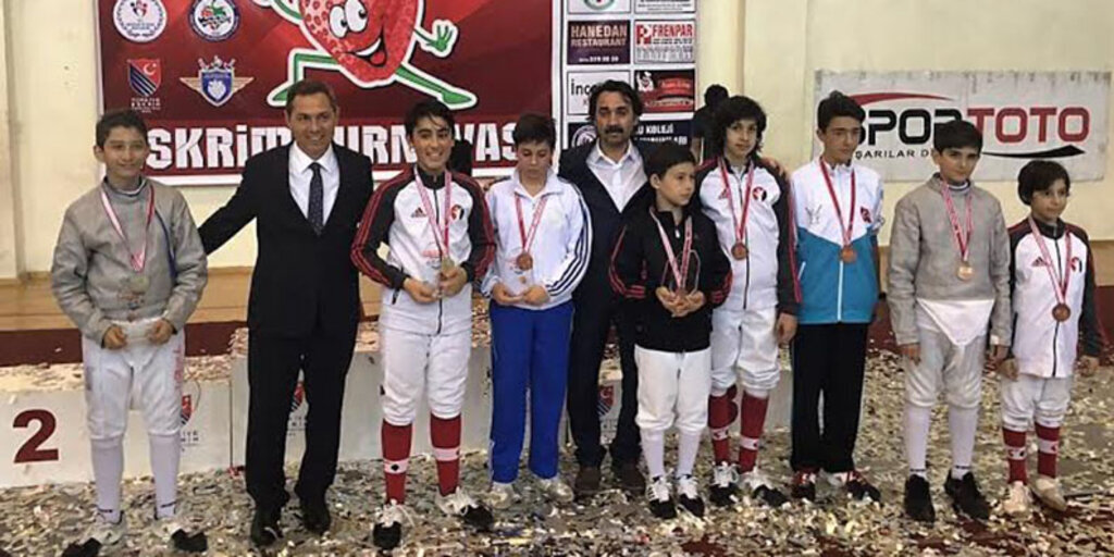 Samsun'lu eskrimciler madalyalar ile döndü
