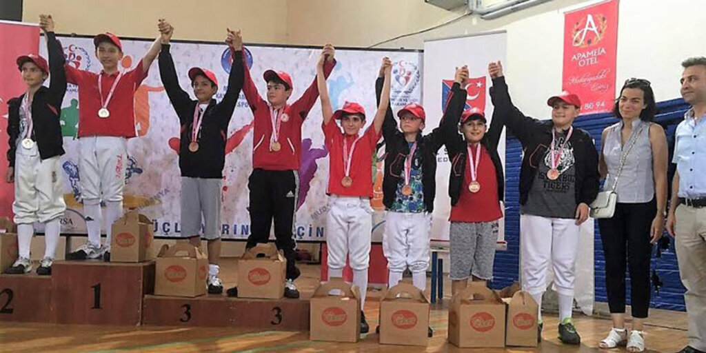 Samsun'lu Eskrimciler bir altın bir bronz madalya ile döndüler