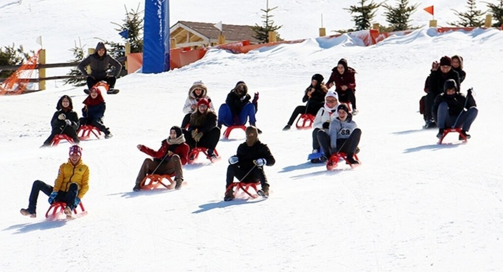 Samsunlu gençlerin kayak keyfi