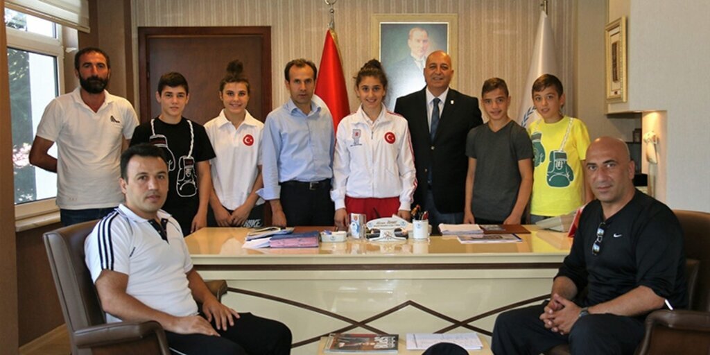 Samsunlu Yıldız ve Genç Milli Boksörler Özyurt'u ziyaret etti