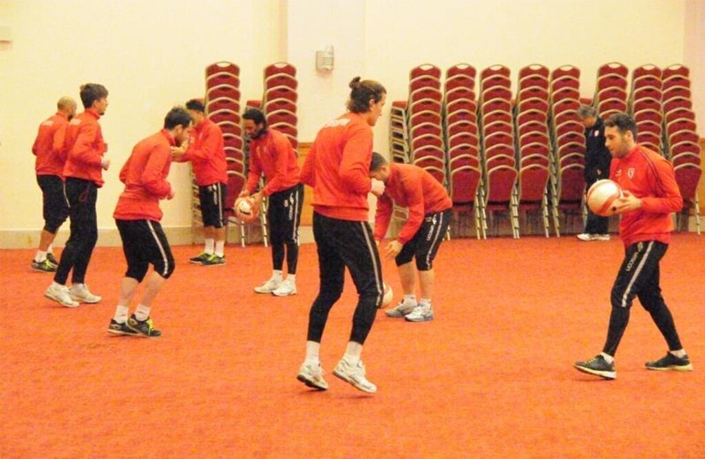 Samsunspor Antalya Kampı'nda ilk idmanını salonda yaptı