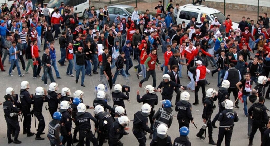 Samsunspor taraftarı ile polis arasında arbede çıktı