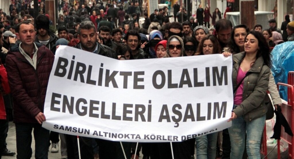 Sarı bantlı yollara dikkat çekmek için yürüdüler