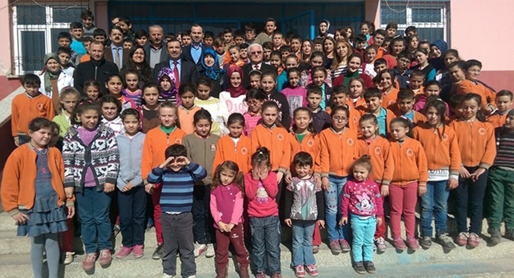 Sarıcaoğlu'ndan Akbelen Mahallesi Okuluna ziyaret