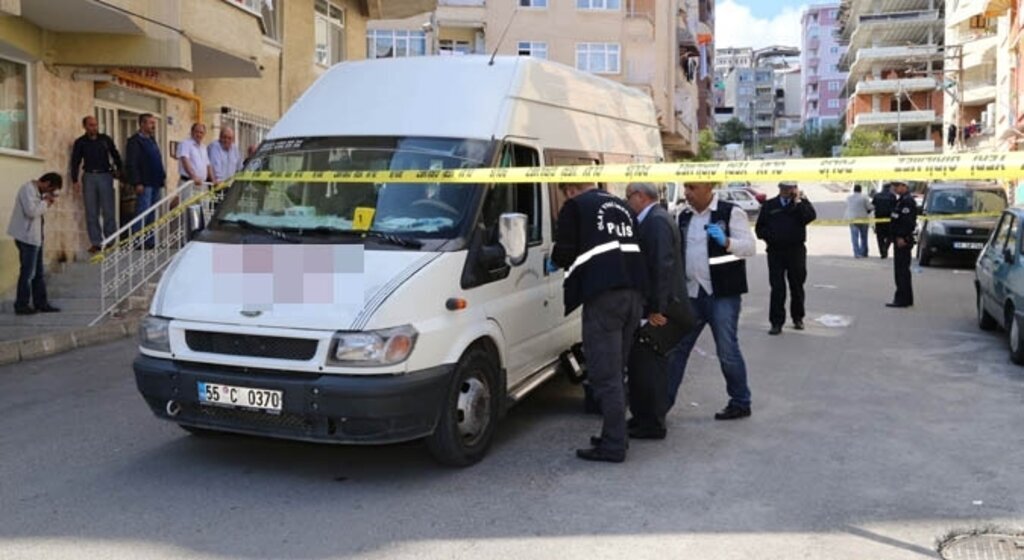 Servis minibüsünün çarptığı kadın ile torunu öldü