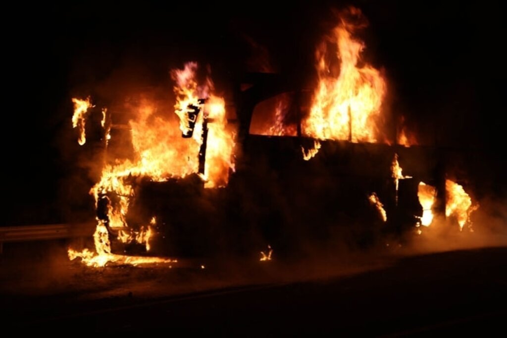 Seyir halindeki yolcu otobüsü yandı