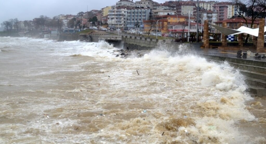 Şiddetli rüzgar denizde dalga boyunu 6 metreye ulaştırdı