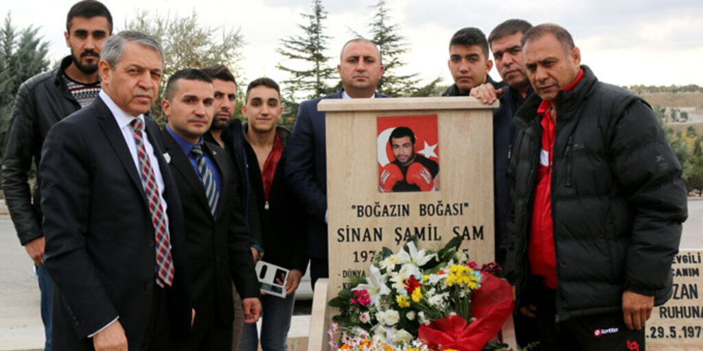 Sinan Şamil Sam kabri başında anıldı
