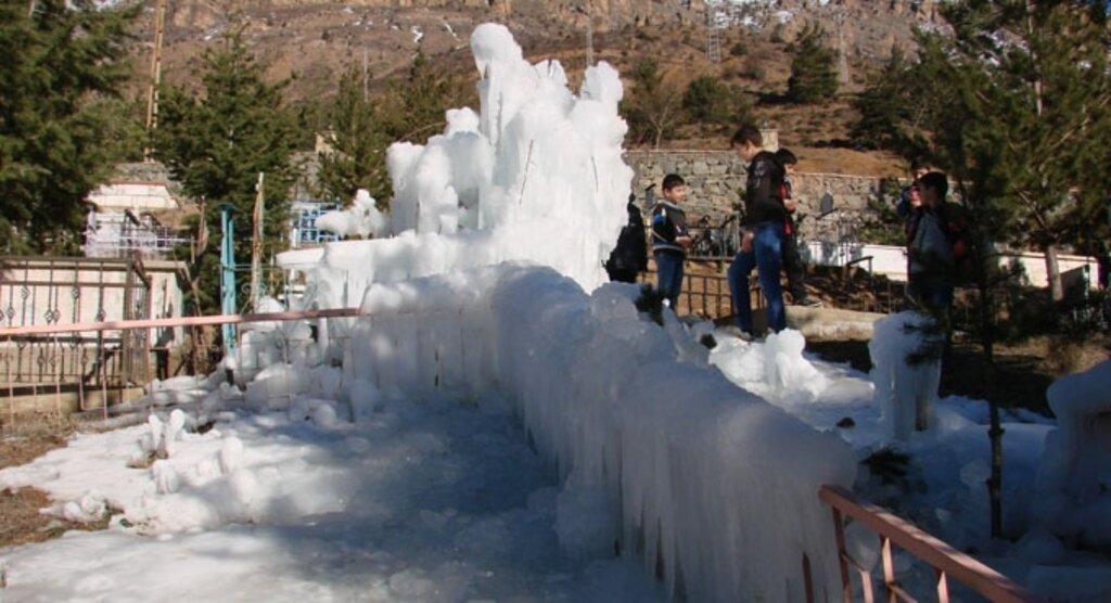 Su borusu patlayan mezarlıkta buz kütlesi oluştu