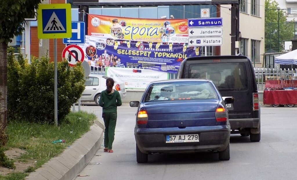 Suriyeli kızdan trafikte tehlikeli dilencilik