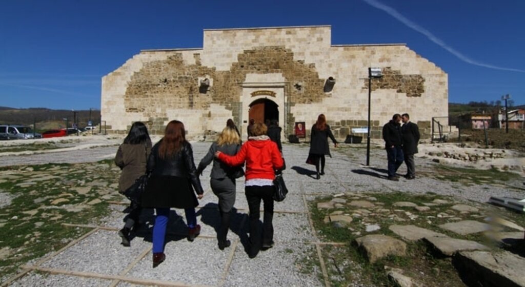 Tarihi Çakallı Han'a restoran olunca ilgi arttı