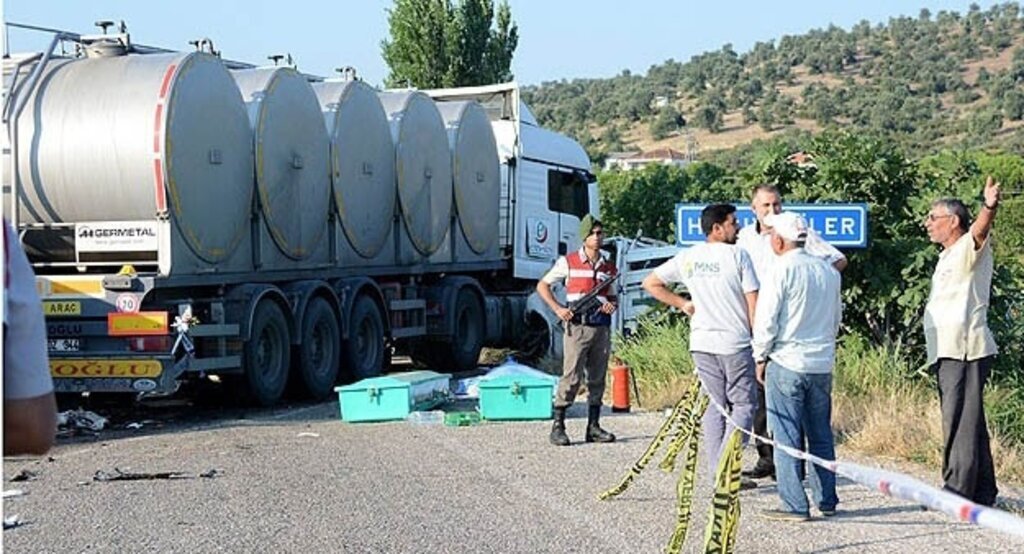 Tarım işçilerini taşıyan kamyonet ile tır çarpıştı: 15 ölü