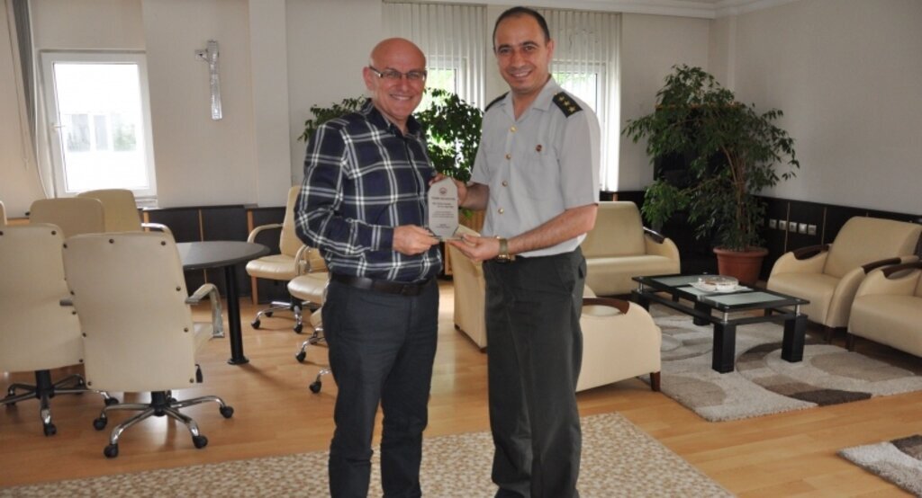 Tayini Çıkan Garnizon Komutanına Başkan Kul’dan Plaket