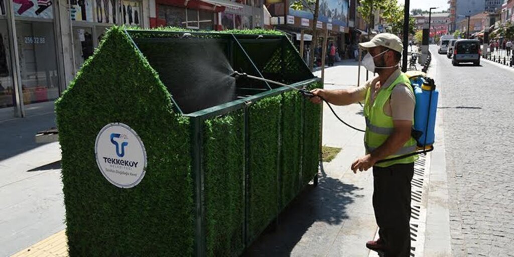 Tekkeköy Belediyesi Konteynerları dezenfekte ediyor