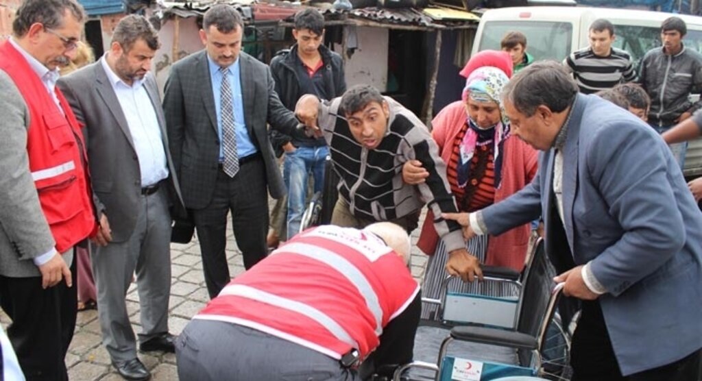 Tekkeköy Belediyesi'nden tekerlekli sandalye yardımı