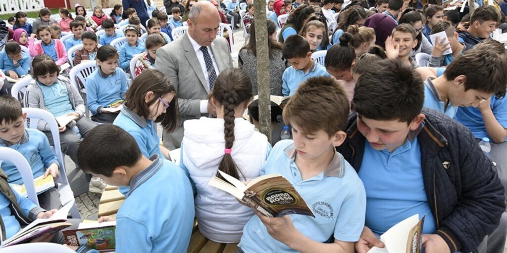 Tekkeköy meydanında kitap okuma etkinliği