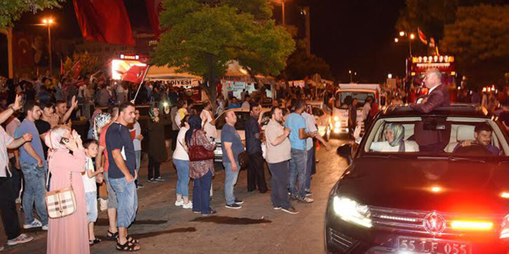 Tekkeköy yük taşıyıcılar kooperatifi araçları ile birlikte demokrasi nöbetinde 