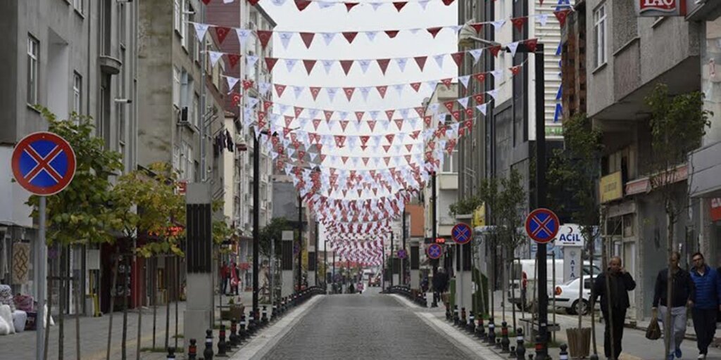 Tekkeköy’ün dört bir yanı Türk bayraklarıyla süslendi