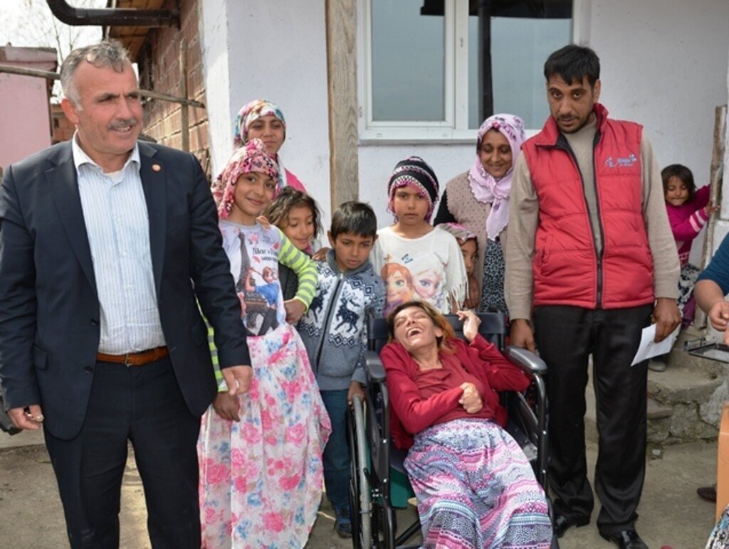 Terme Belediyesi engellilere el uzatmaya devam ediyor