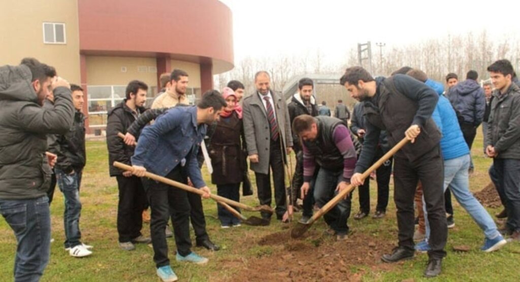Terme Meslek Yüksekokulu'dan Meyve Fidanı Dikim Etkinliği