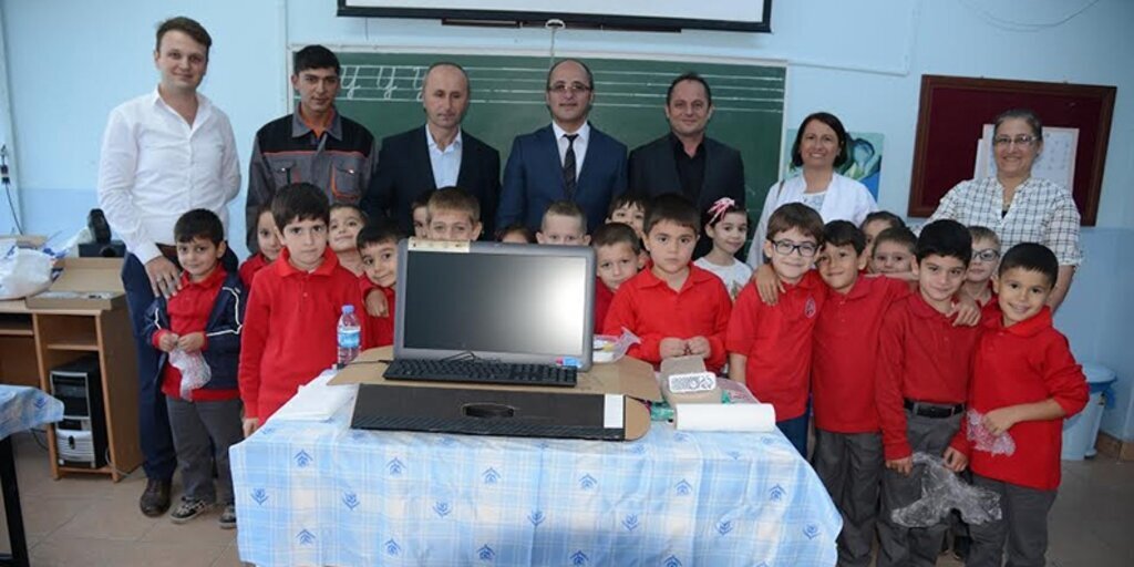 Terme’de okula projeksiyon ve bilgisayar