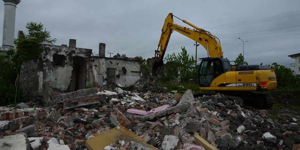 Terme'de Tehlike Saçan Metruk Yapılar yıkılıyor