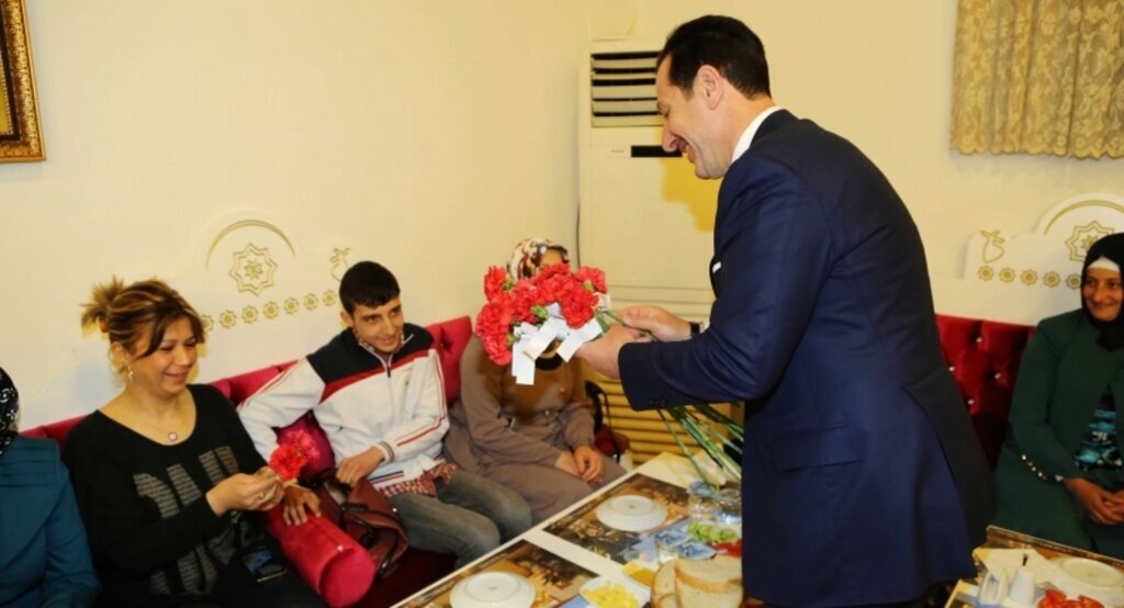 Tok engelli annelerini ağırladı