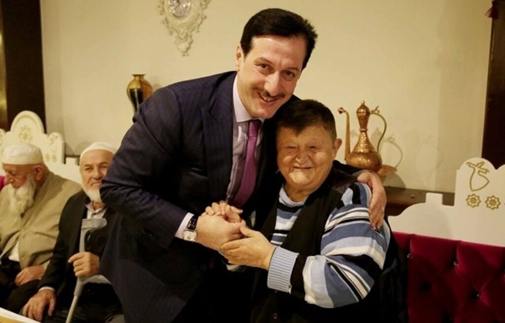 Tok, Yaşlıların Hayır Duasını Alıyor