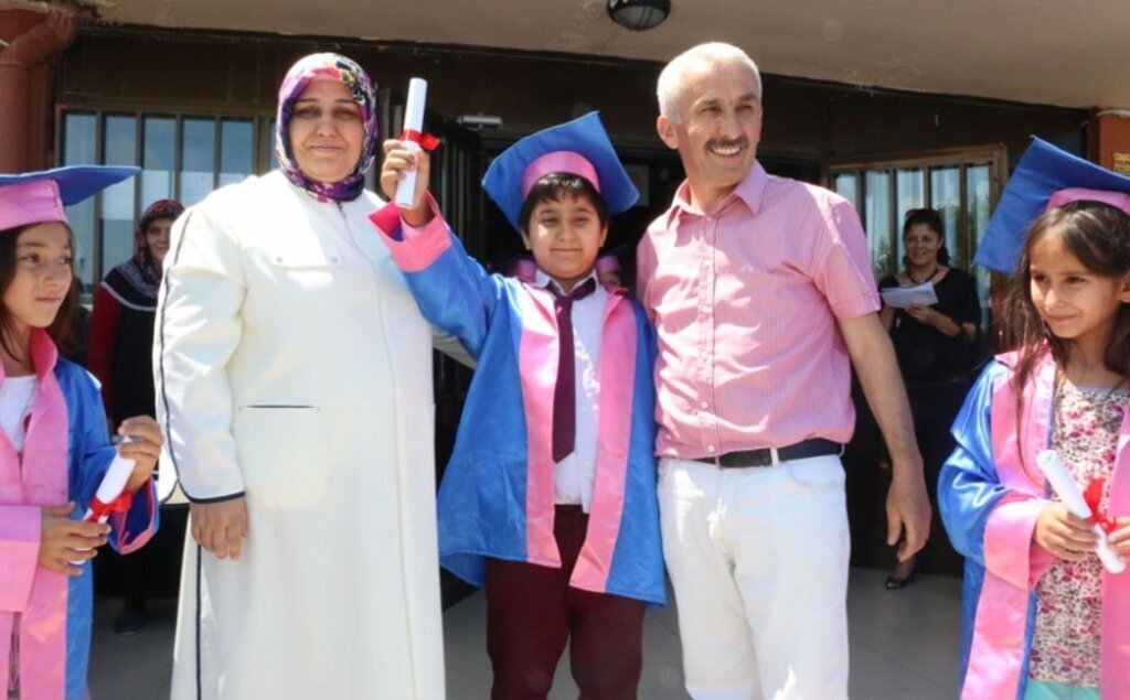 Toptepe İlköğretim Okulu'nda karne sevinci