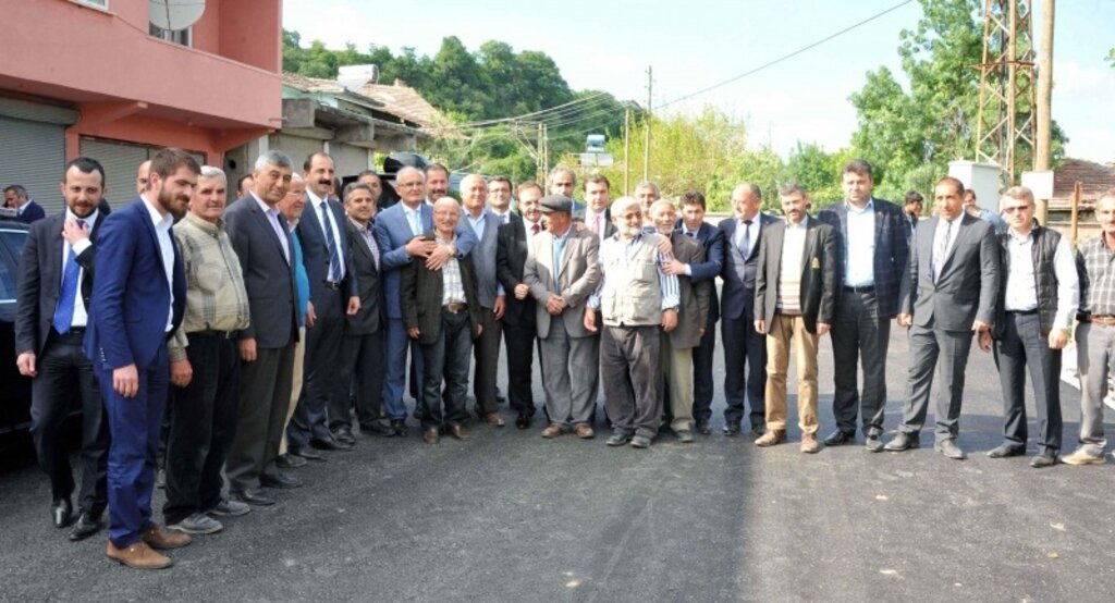 Toz toprak çilesinden kurtulan bafralı köylüler, asfalt yolun keyfini çıkarıyor