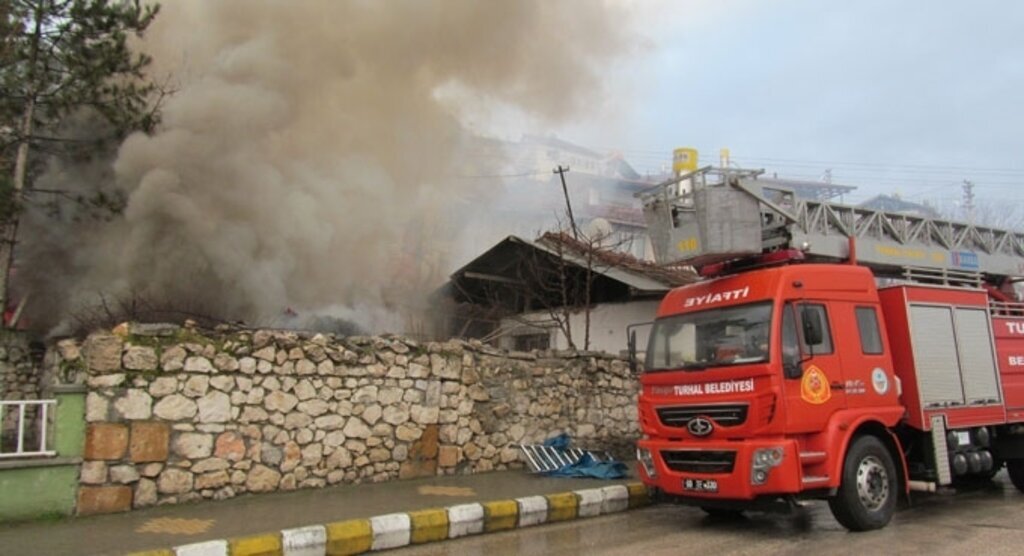 Turhal'da odunlukta yangın çıktı