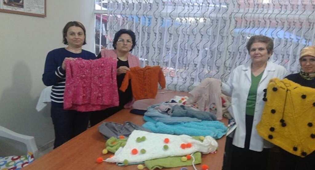 Türk Kızılay Gönüllüleri örgülerini Kızılay Şubesi’ne bağışladılar